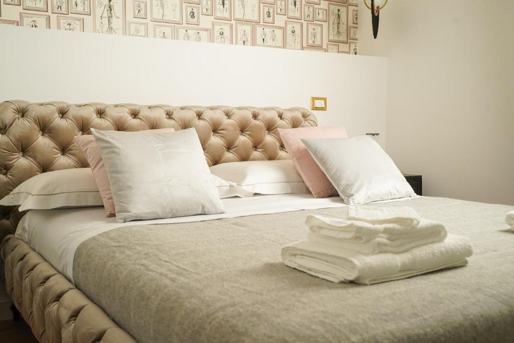 Una cama con una toalla blanca encima. en Maison 31 - Suite accommodation en Santa Marinella