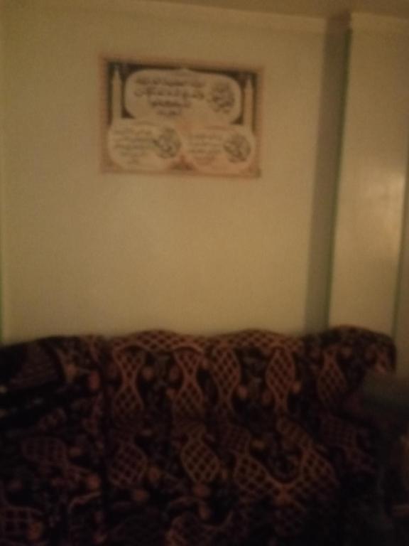 uma cama num quarto com uma fotografia na parede em الخصوص القليوبيةمصر no Cairo