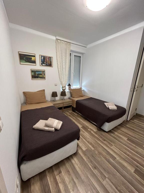 una camera con 2 letti di Къща за гости ЕМА a Vetren Dol