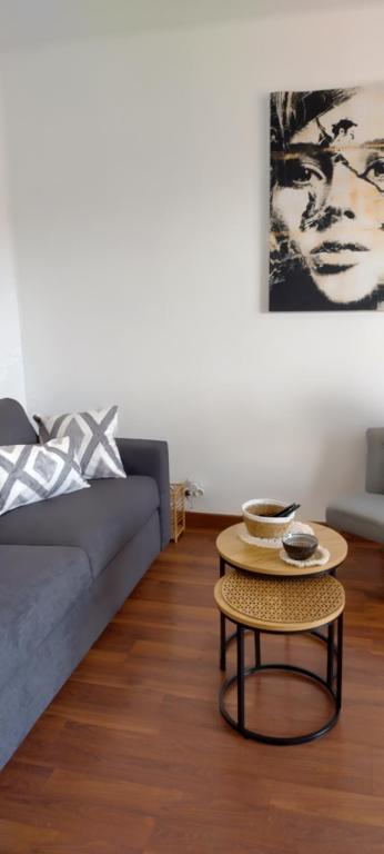 uma sala de estar com um sofá e uma mesa em L'Escapade Appartement T1 douillet tout confort em Roanne