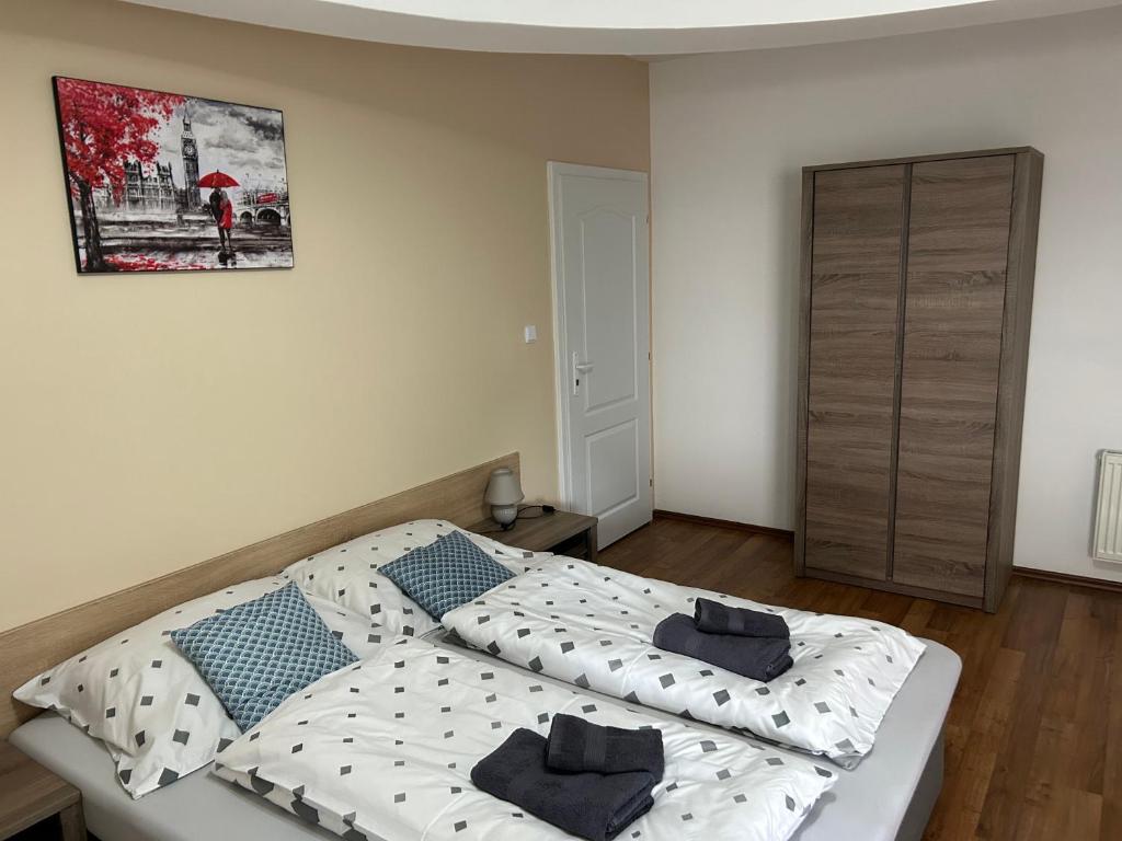 Postel nebo postele na pokoji v ubytování Kondé Apartments A