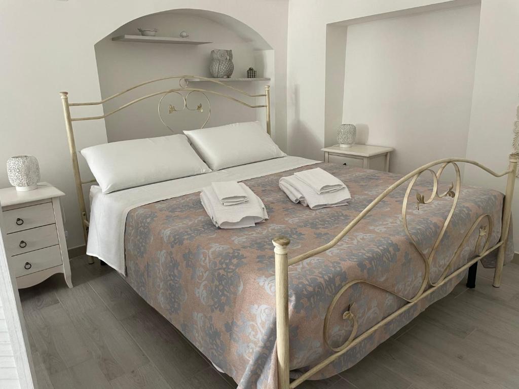 een slaapkamer met een bed met twee handdoeken erop bij Unda Maris in Cisternino