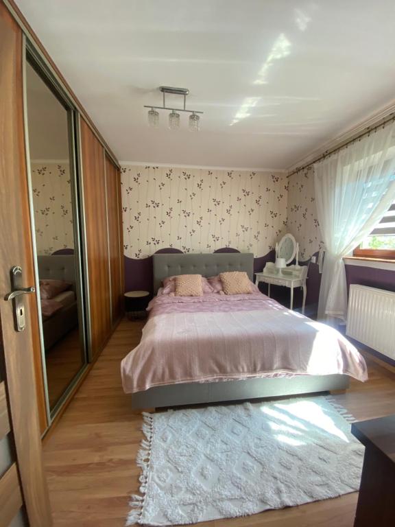 Tempat tidur dalam kamar di Przystań u Bieszczadnika