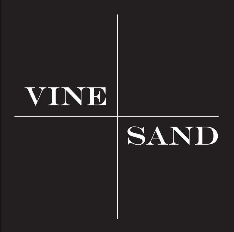 un carré noir avec les mots vigne et sable dans l'établissement Vine & Sand--Southold NY's Newest B&B, à Southold