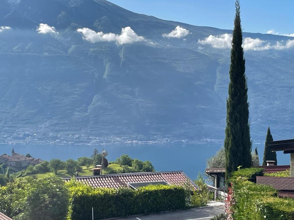 a view of the lake from a villa at Casita di Ellinor in Tignale