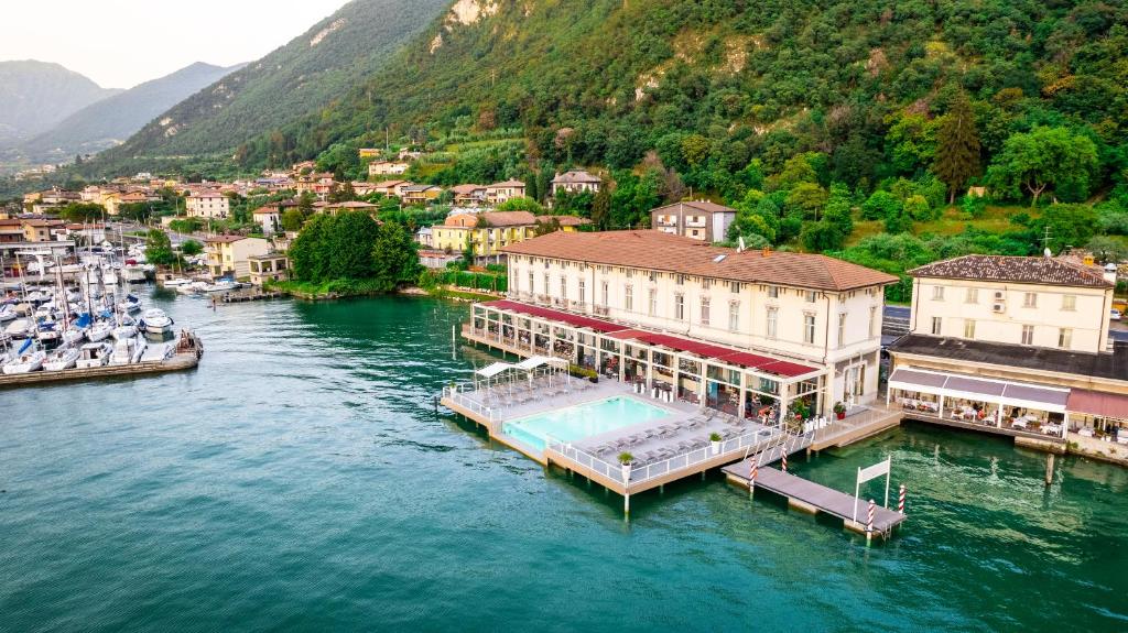 uma vista aérea de uma cidade sobre um rio em Araba Fenice Hotel em Iseo