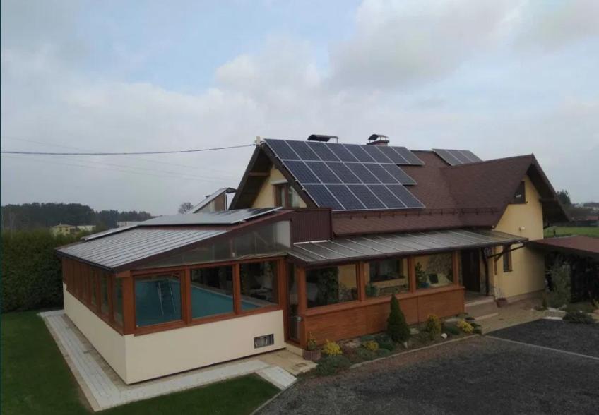 una casa con paneles solares encima en Zacisze, en Iłownica