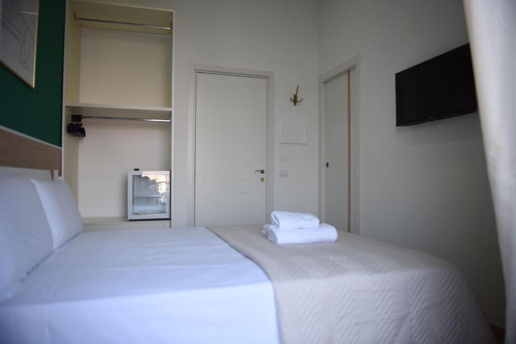 A bed or beds in a room at Napoli Central Gate
