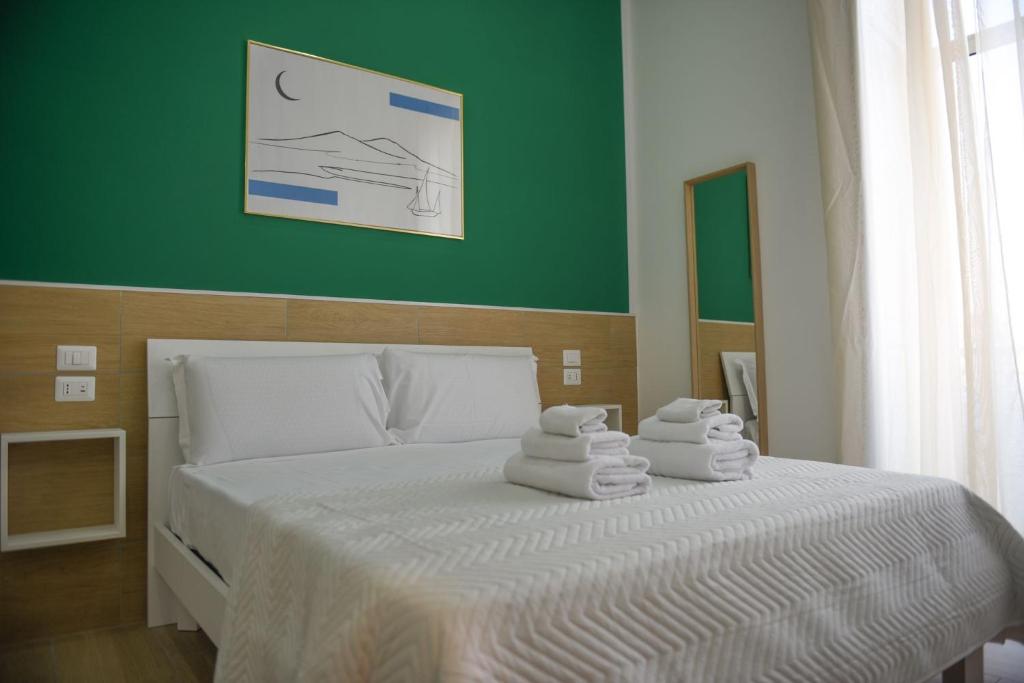 A bed or beds in a room at Napoli Central Gate