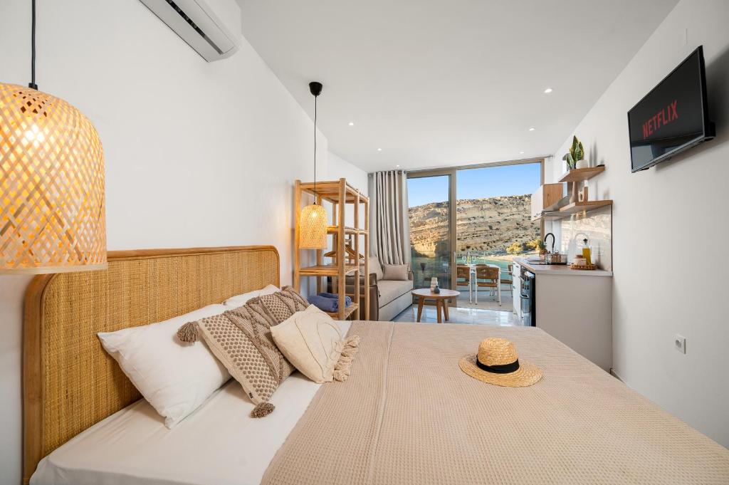 a bedroom with a bed with a hat on it at LA MER Suite 2 in Matala