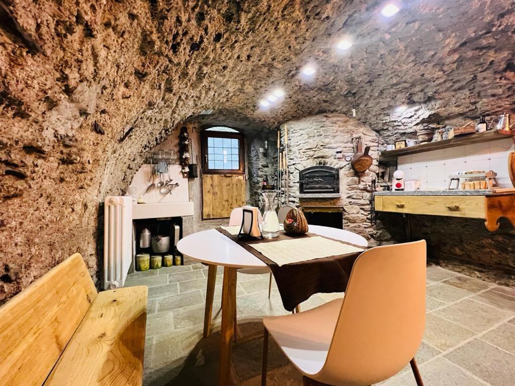 - une cuisine avec une table dans un bâtiment en pierre dans l'établissement B&B FANCHETTI 1938, à Sondrio