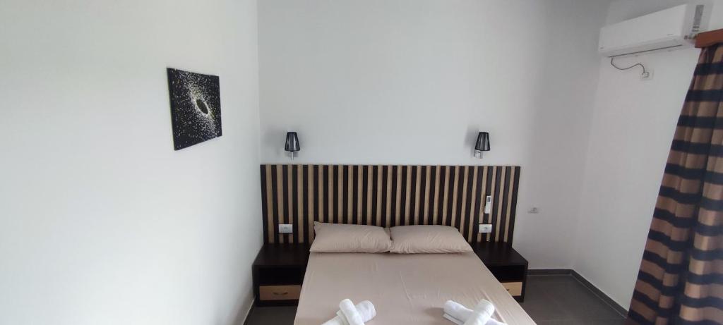 a bedroom with a bed in a room at Aleks Holiday Rooms in Ksamil