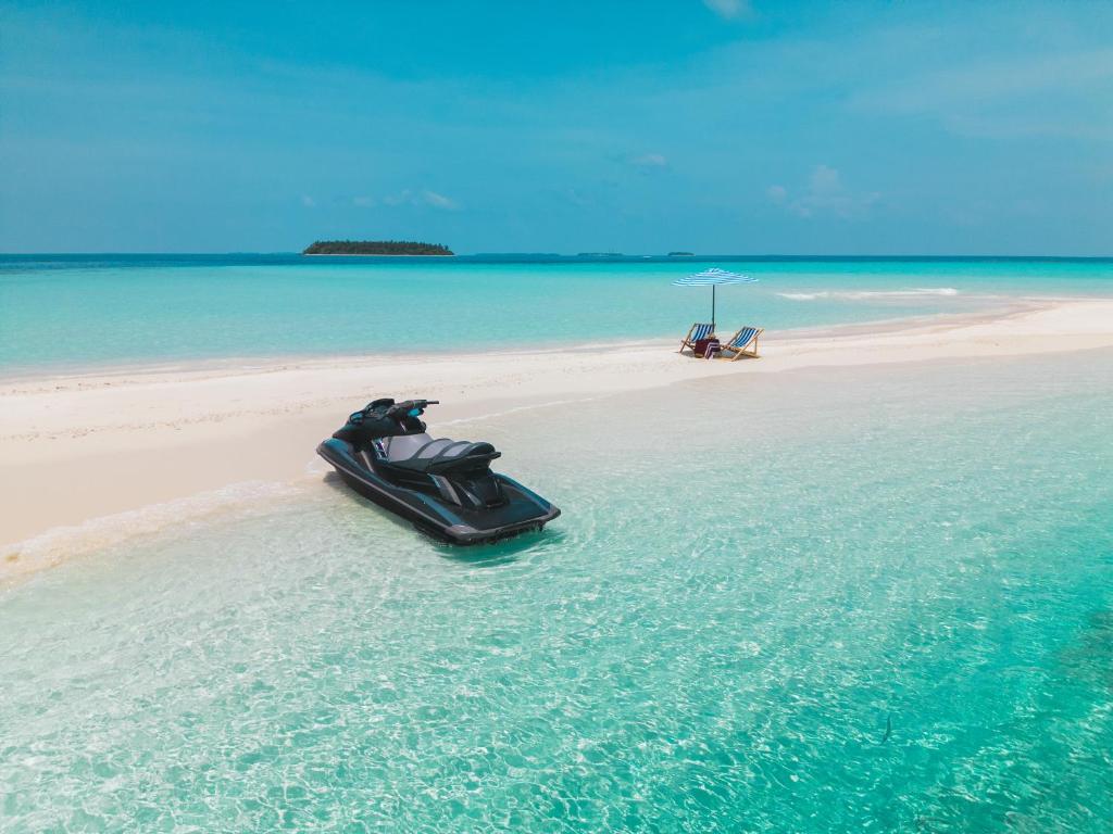 Kendhoo的住宿－Dhoani Maldives Guesthouse，水上摩托艇在海边的海滩上