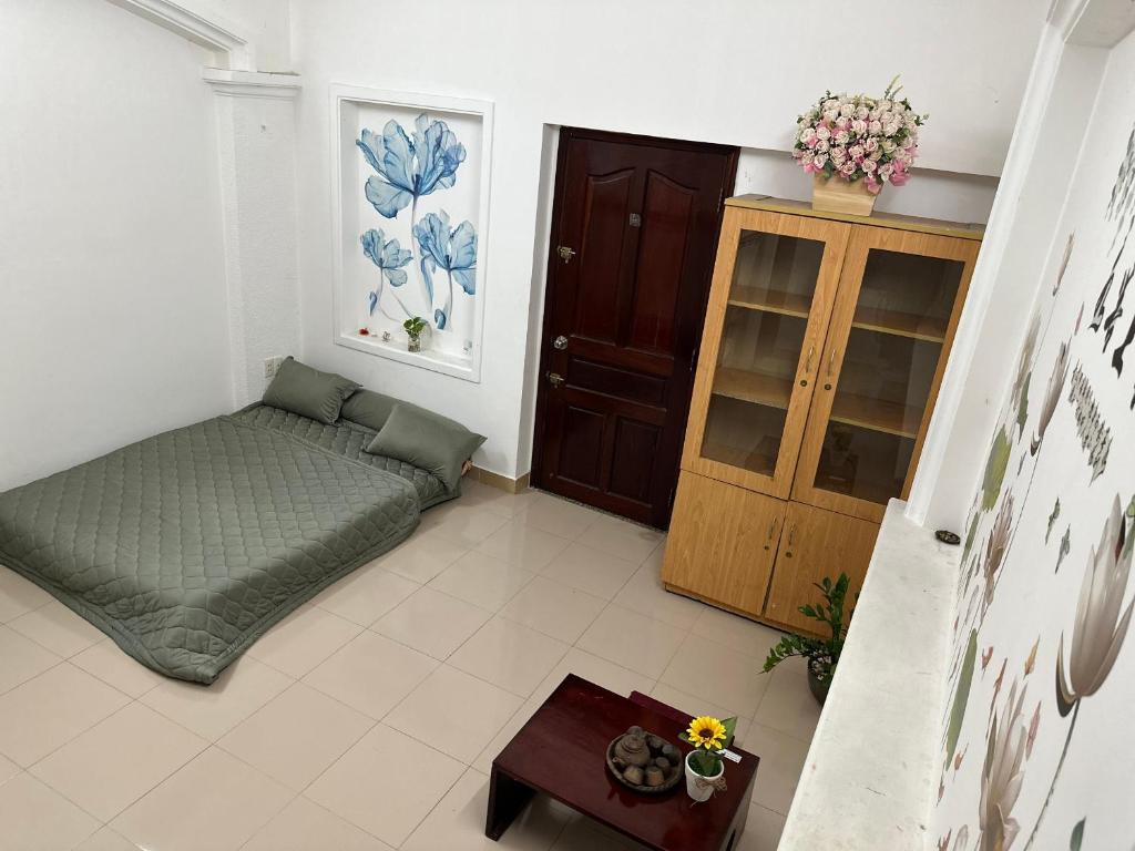 Kleines Zimmer mit einem Bett und einem Schrank in der Unterkunft Home Tea An Yên 3 in Ho-Chi-Minh-Stadt