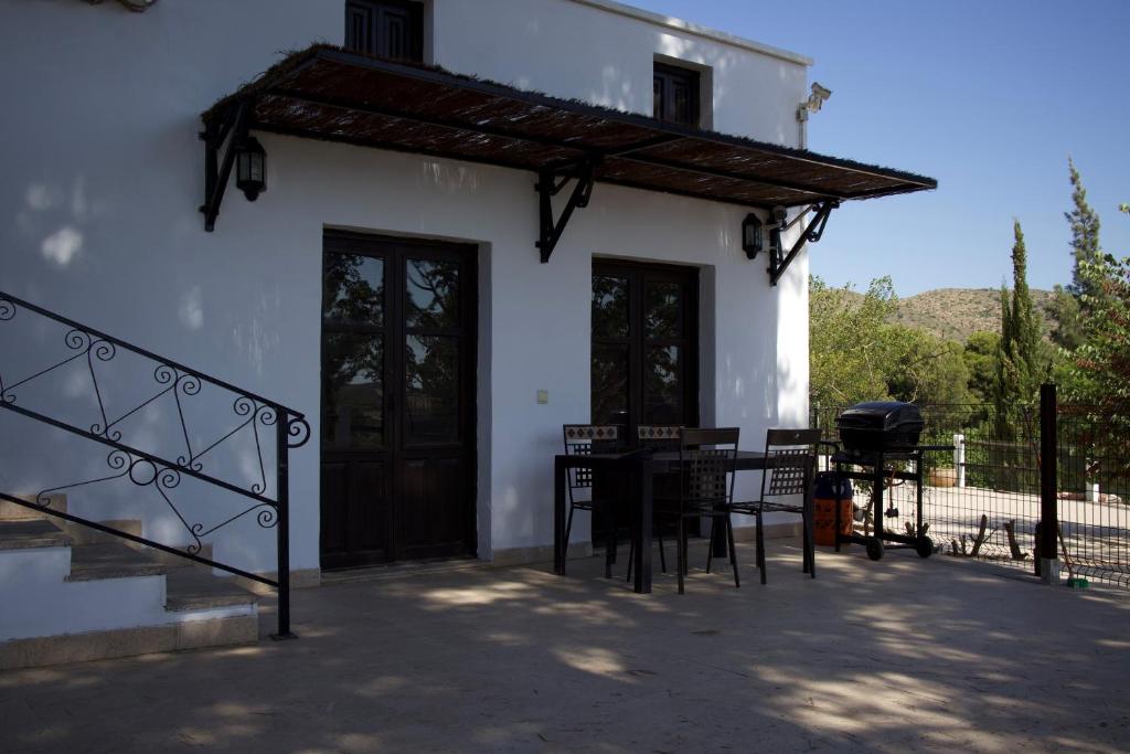 eine Terrasse mit einem Tisch und Stühlen sowie ein Haus in der Unterkunft Apartment Isabel in Sorbas