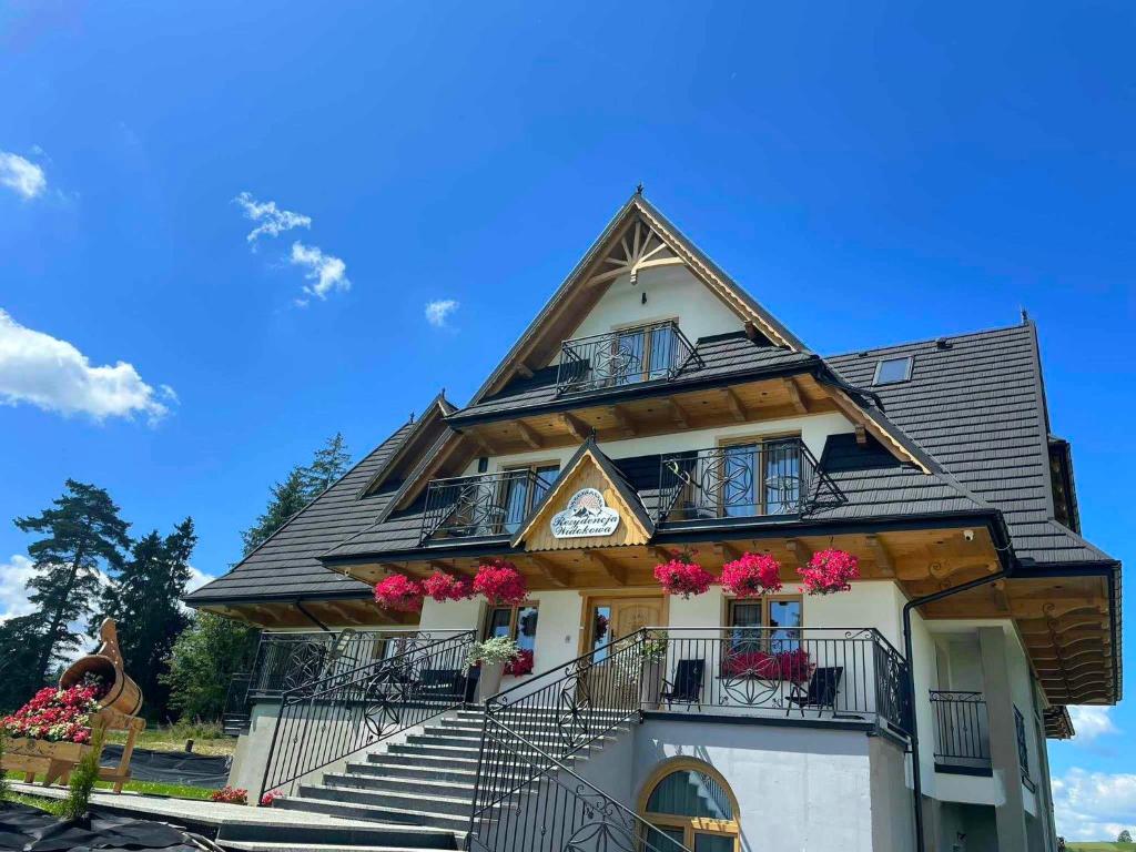 una casa con flores en sus balcones en Rezydencja Widokowa en Bukowina Tatrzańska