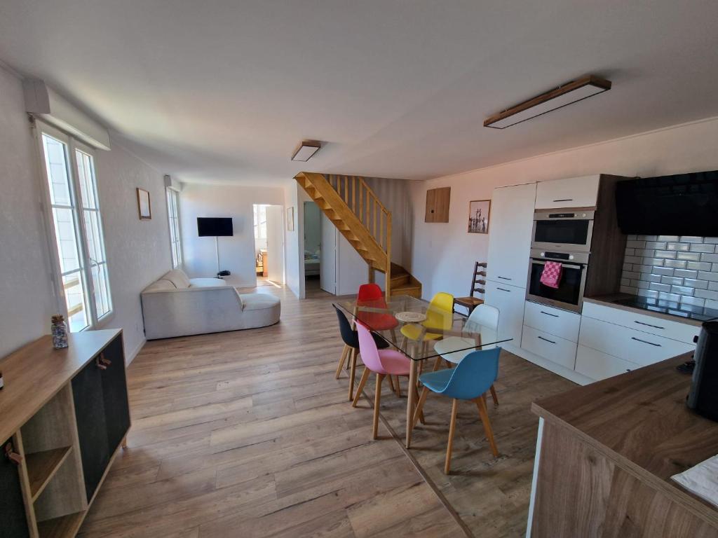 une cuisine et un salon avec une table et des chaises dans l'établissement Super emplacement duplex climatisé, à Mimizan