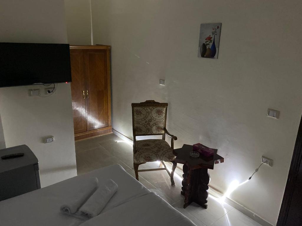 TV a/nebo společenská místnost v ubytování Sneferu Hotel