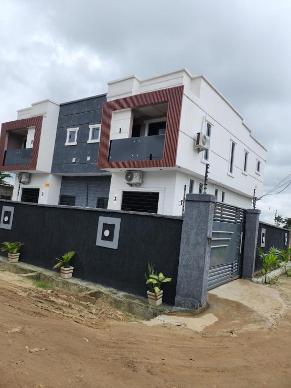 VINEWOOD APARTMENTS, Elelenwa (updated prices 2024)