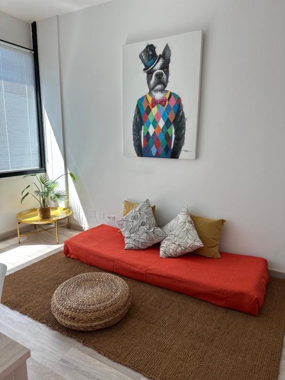 un sofá rojo en una habitación con una foto de un perro en My Room Zen Relax, en Reggio Emilia