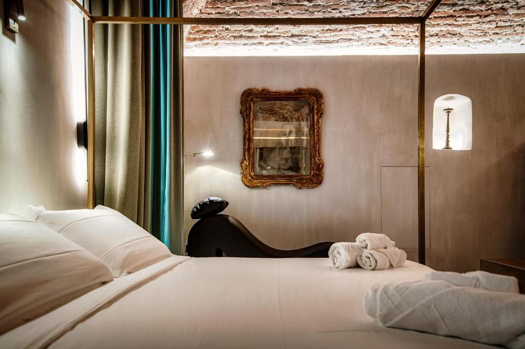 Postel nebo postele na pokoji v ubytování Suites Lorodellago Como - The House Of Travelers