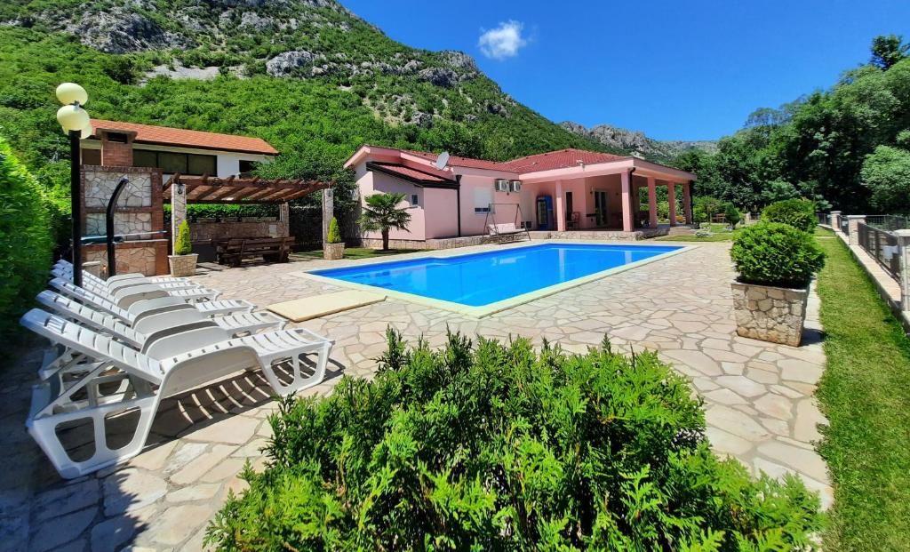 Villa con piscina y casa en Hacienda Neretva en Buna