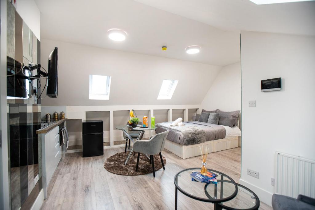 um quarto com uma cama, uma mesa e uma cozinha em Spacious and Modern studio in London G em Londres