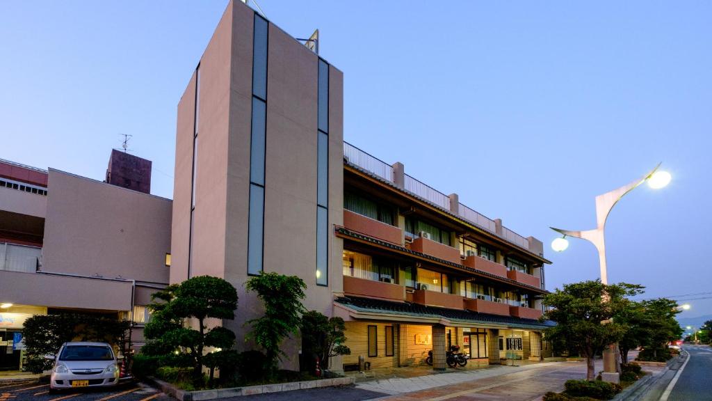 un bâtiment avec une voiture garée devant lui dans l'établissement Mitsui Bekkan, à Yonago