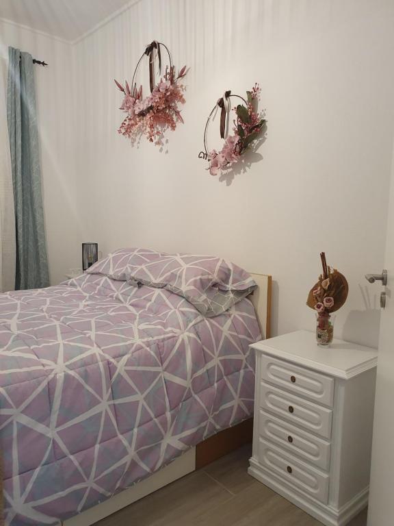 een slaapkamer met een paars bed en een wit dressoir bij Refúgio Na Parreira in Portel