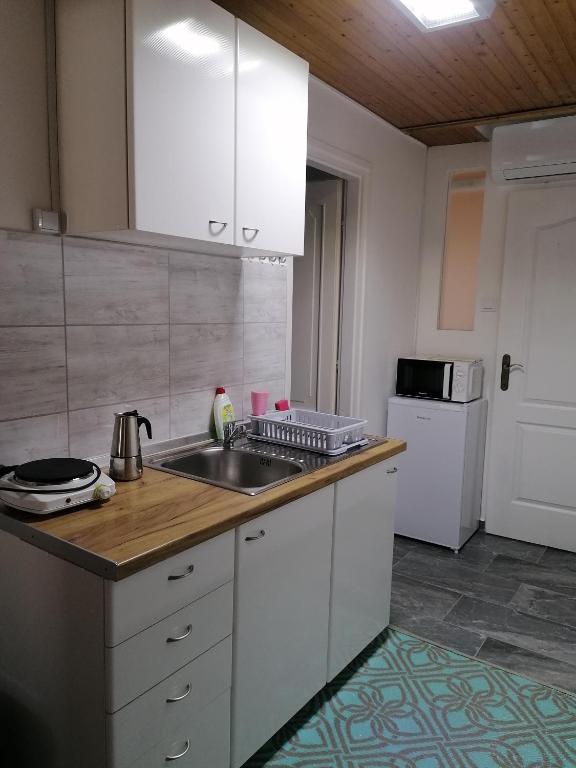 Kuchnia lub aneks kuchenny w obiekcie Viola Apartmanház