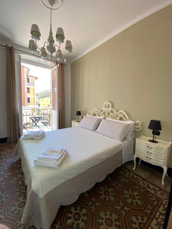 a bedroom with a bed with towels on it at Appartamento Nonna Lidia in Chiavari