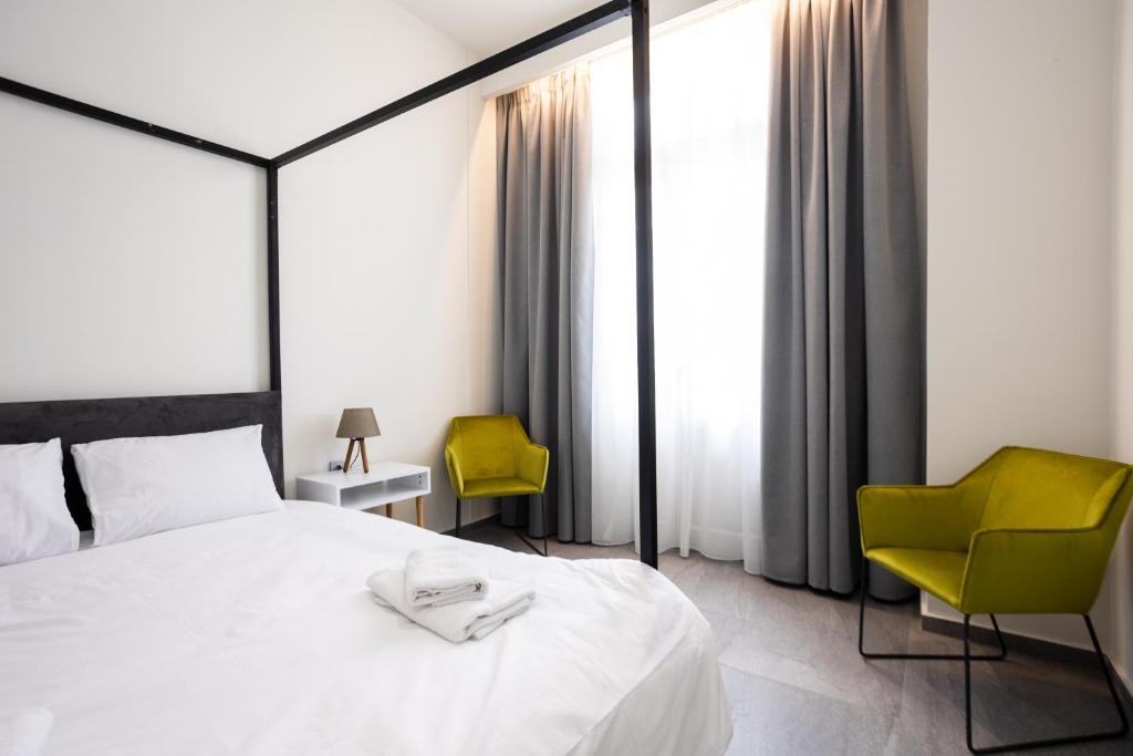 Postel nebo postele na pokoji v ubytování Aristotelous Downtown Suites