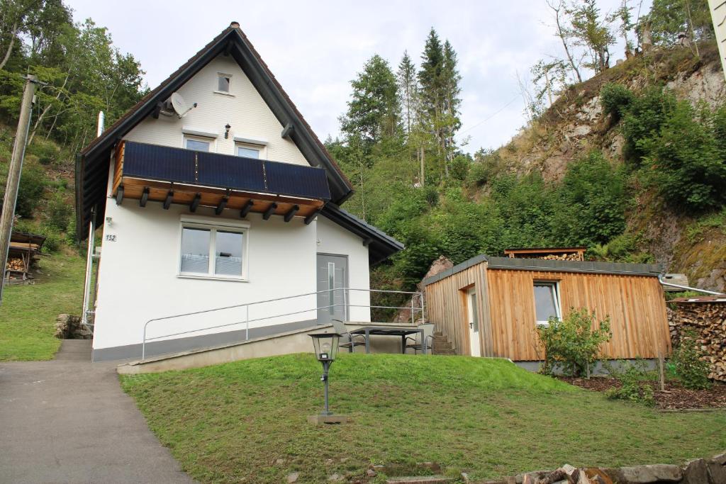 una casa con paneles solares en el techo en Ferienhaus Rauhfelsen, en Baiersbronn