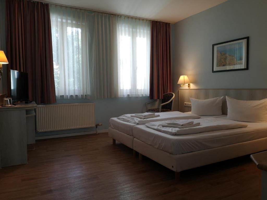 Cama ou camas em um quarto em Monteurbetten Berlin