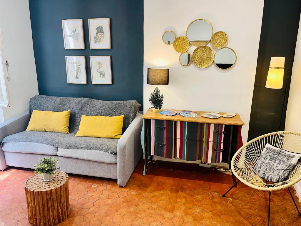 un salon avec un canapé et une table dans l'établissement Un petit cocon en plein centre de Marseille, à Marseille