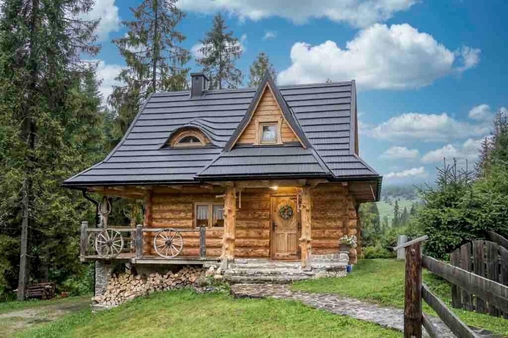 a log cabin with a black roof at Bacówka Polanki in Obidowa