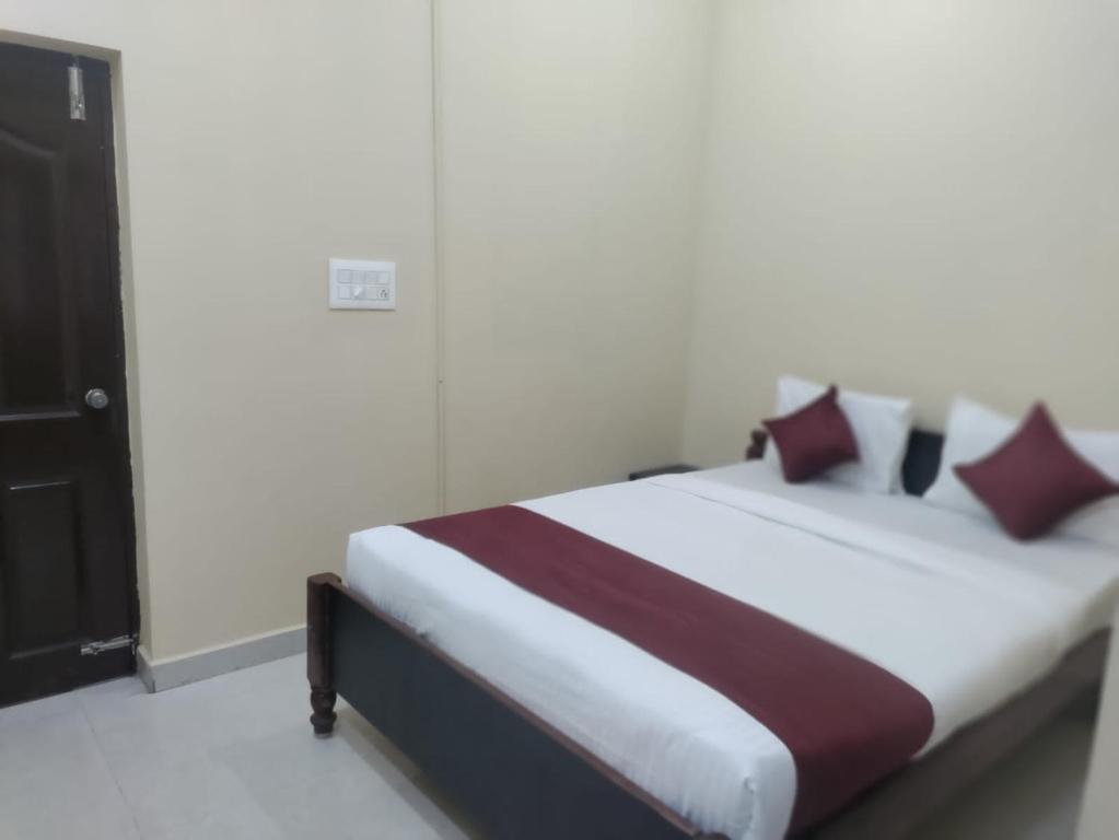 Postel nebo postele na pokoji v ubytování VRS Residency
