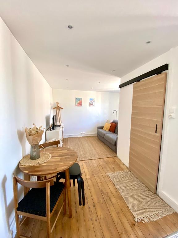 un salon avec une table et un canapé dans l'établissement SeaYou, à Wimereux