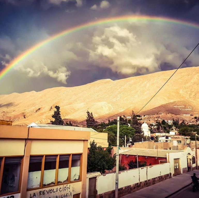 un arco iris en el cielo sobre una ciudad en Departamento Centrico en Tilcara en Tilcara