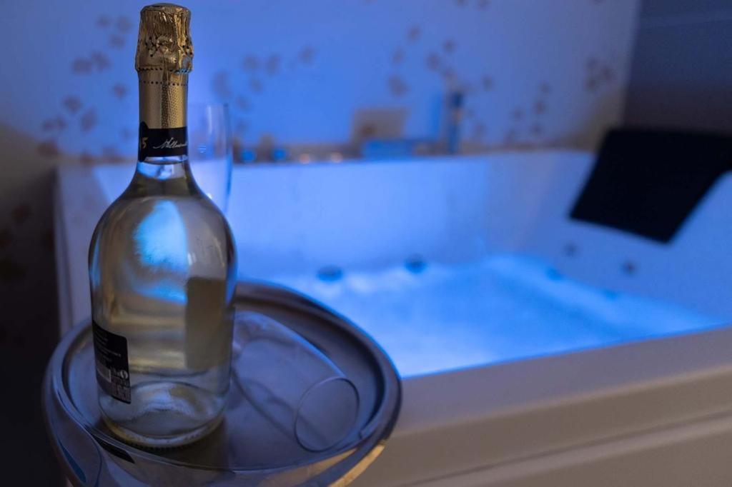 維耶特里的住宿－Al Chiaro di Luna Luxury Suites AMALFI COAST，桌子上坐着一瓶葡萄酒