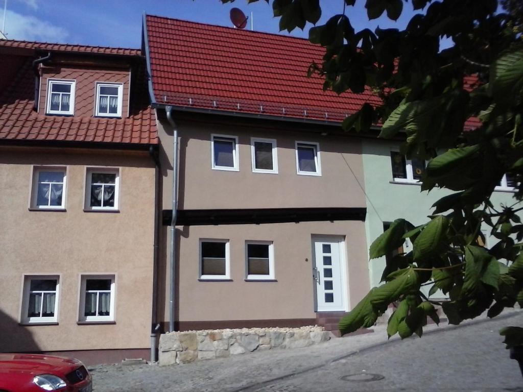 ein großes Haus mit rotem Dach in der Unterkunft Am Schiefen Turm in Bad Frankenhausen