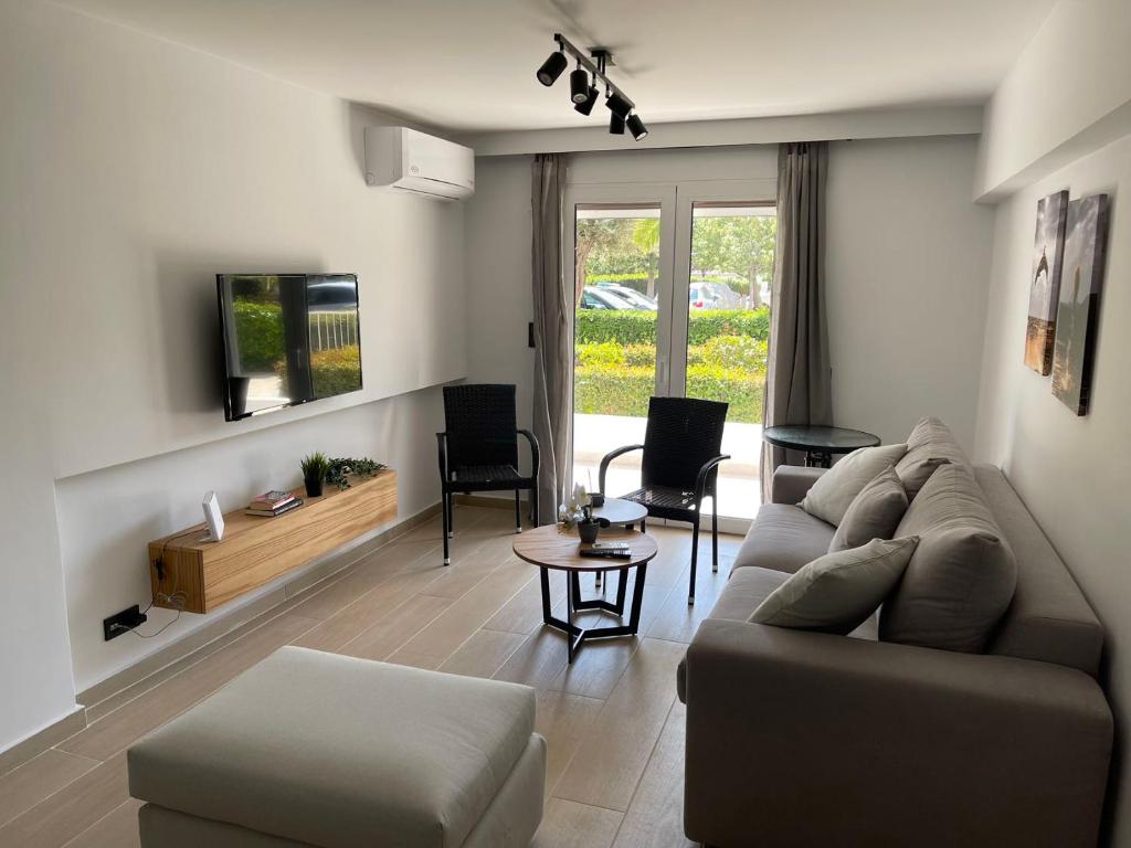 ein Wohnzimmer mit einem Sofa und einem Tisch in der Unterkunft WSD New! Amazing Lux 2BD Apt Glyfada Near Sea in Athen