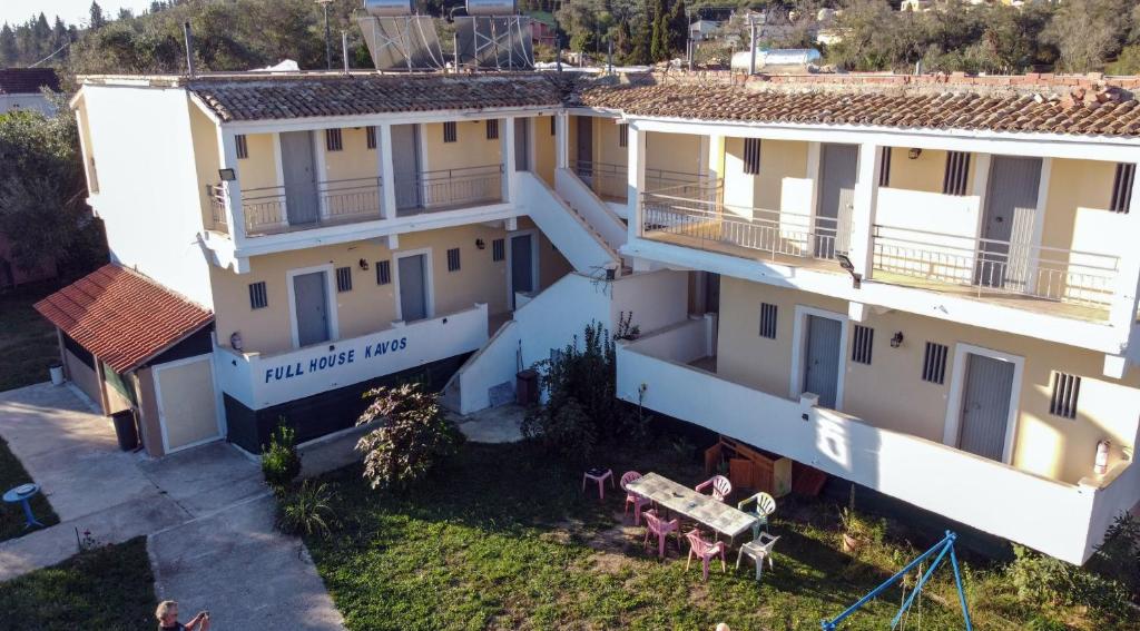 una vista aérea de una casa con patio en FULL HOUSE KAVOS en Kávos