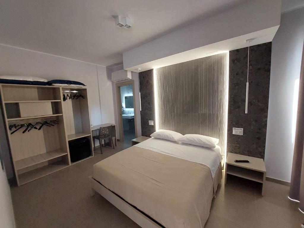 1 dormitorio con 1 cama grande en una habitación en Residenza Elba - Charme House en Termoli