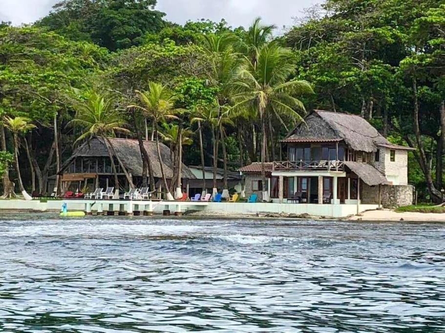 un par de casas en la orilla del agua en Puntita Manzanillo, fantastic sea and jungle retreat, en La Guayra