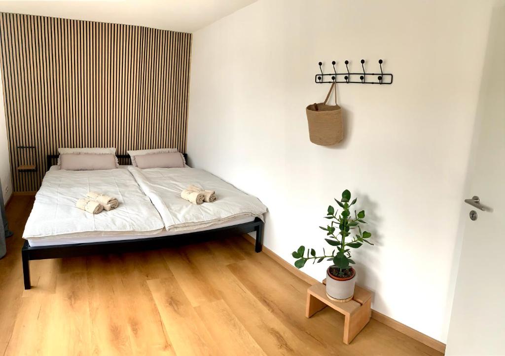 1 dormitorio con 2 perros en la cama en Top modernes Appartement mit Blick ins Grüne, en Kisslegg