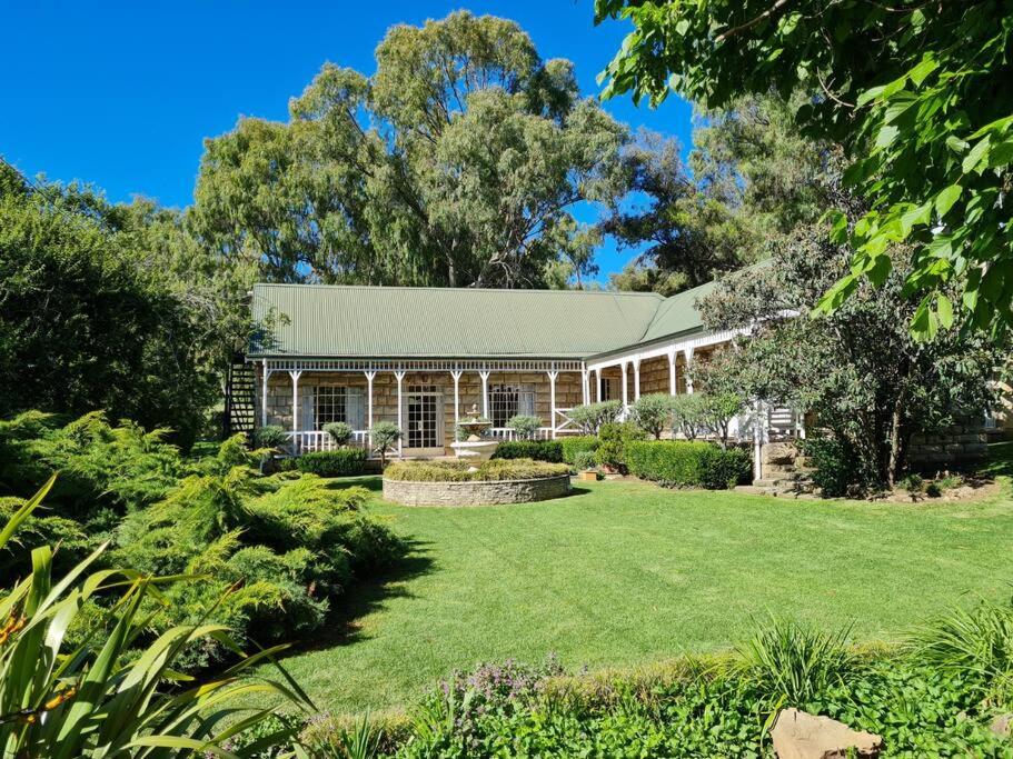 una vista exterior de una casa con patio en Saxon Park Farm Cottage en Ficksburg