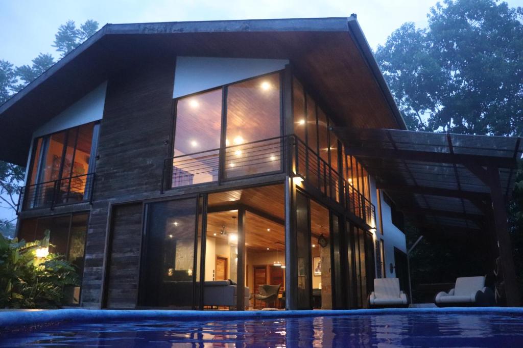 Bazén v ubytování Birding Corcovado Eco Lodge nebo v jeho okolí