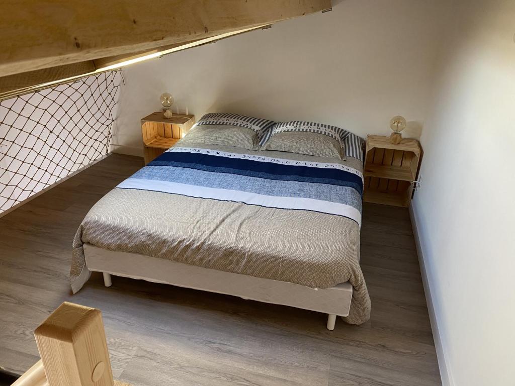 - une chambre avec un lit dans une petite pièce dans l'établissement logement, à Angliers