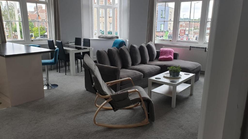 Et opholdsområde på Spacious 2-Bed 2-Bath Apartment with Free Parking - Central Poole